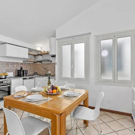 Rooftop Penthouse - Ac, Lake View With Terrace - Happy Rentals